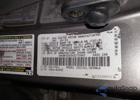 2004 Toyota Corolla Le z USA, uszkodzony, nr VIN 1NXBR32E94Z270945